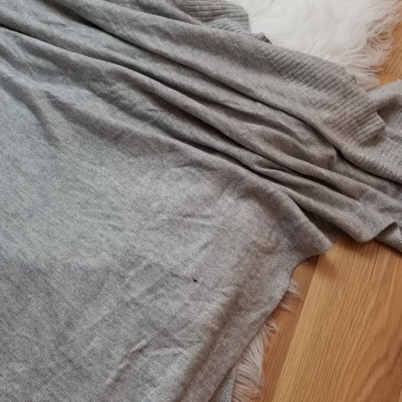 💎NWT $155 Romeo + Juliet Couture Flowy Sweater - Picture 2 of 3